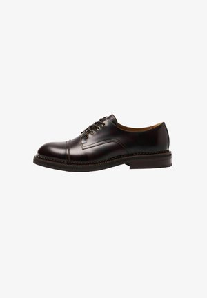 Chaussure en cuir marron à lacets avec un bout rond, des coutures détaillées et une semelle texturée. Présente cinq œillets et un petit talon empilé.