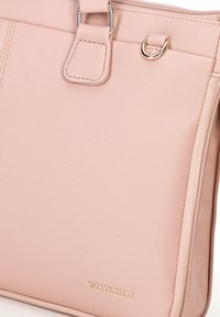 Różowa torebka z syntetycznej skóry o teksturowanym wykończeniu, z metalowymi akcentami i metką z logo. Posiada zamek błyskawiczny u góry.