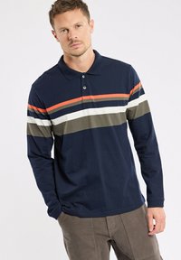 Polo à manches longues marine avec des rayures horizontales orange, blanches et vert olive. Col classique et patte de boutonnage à trois boutons.