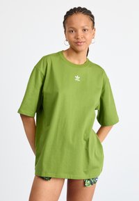 adidas Originals - TEE - T-shirts basic - tech olive Miniaturebillede 1