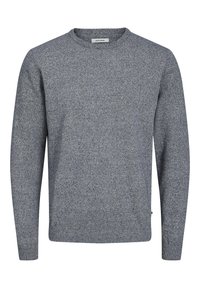 Pull tricot gris avec un col rond, des manches longues et une finition texturée. Comprend des poignets et un ourlet côtelés, avec une petite étiquette de marque sur le côté.
