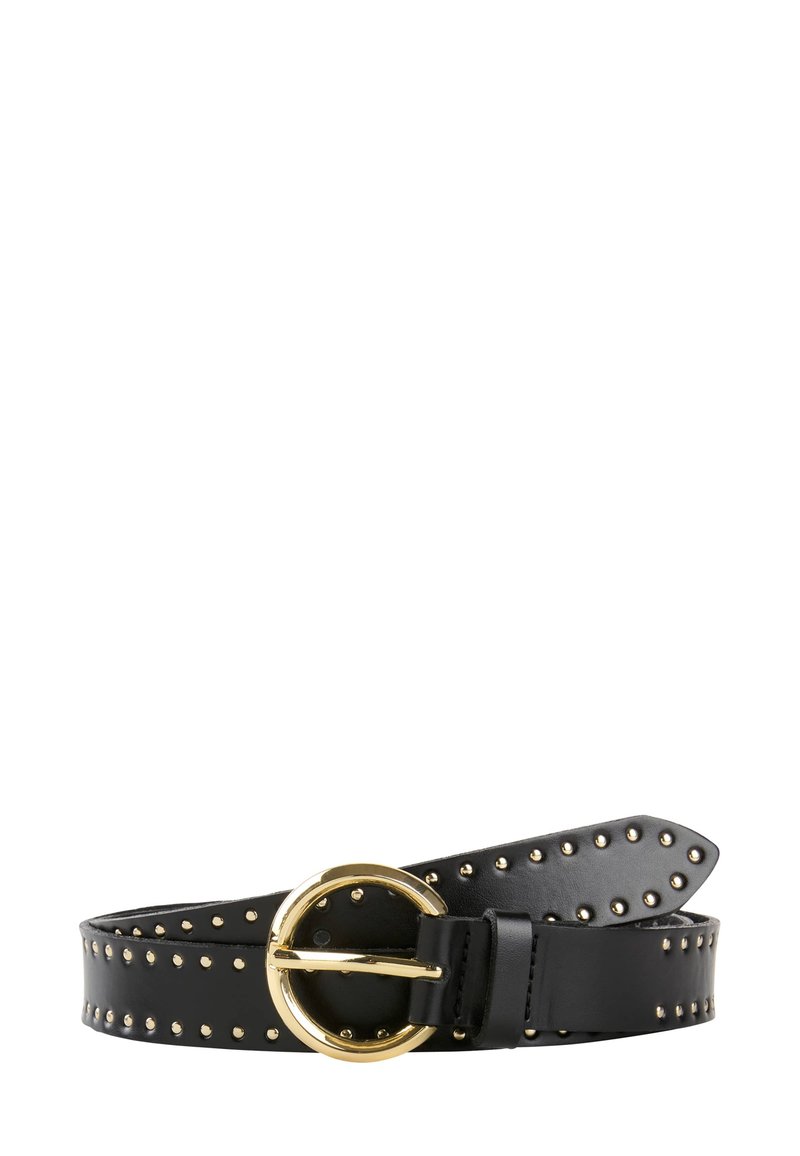 Zwarte leren riem met gouden studs en een ronde gouden gesp, opgerold tegen een witte achtergrond.