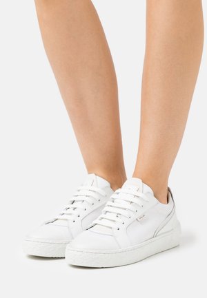 Trainers - white