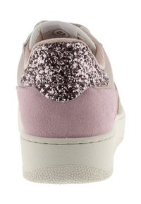 Sneaker con una toma superiore rosa liscia, caratterizzata da un pannello posteriore in camoscio rosa chiaro testurizzato e una parte posteriore glitterata in oro rosa. Suola in gomma bianca.