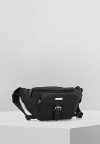 Banane en tissu noir avec fermeture éclair, poche avant sécurisée par une boucle et sangle réglable. Surface texturée avec des accents lisses.