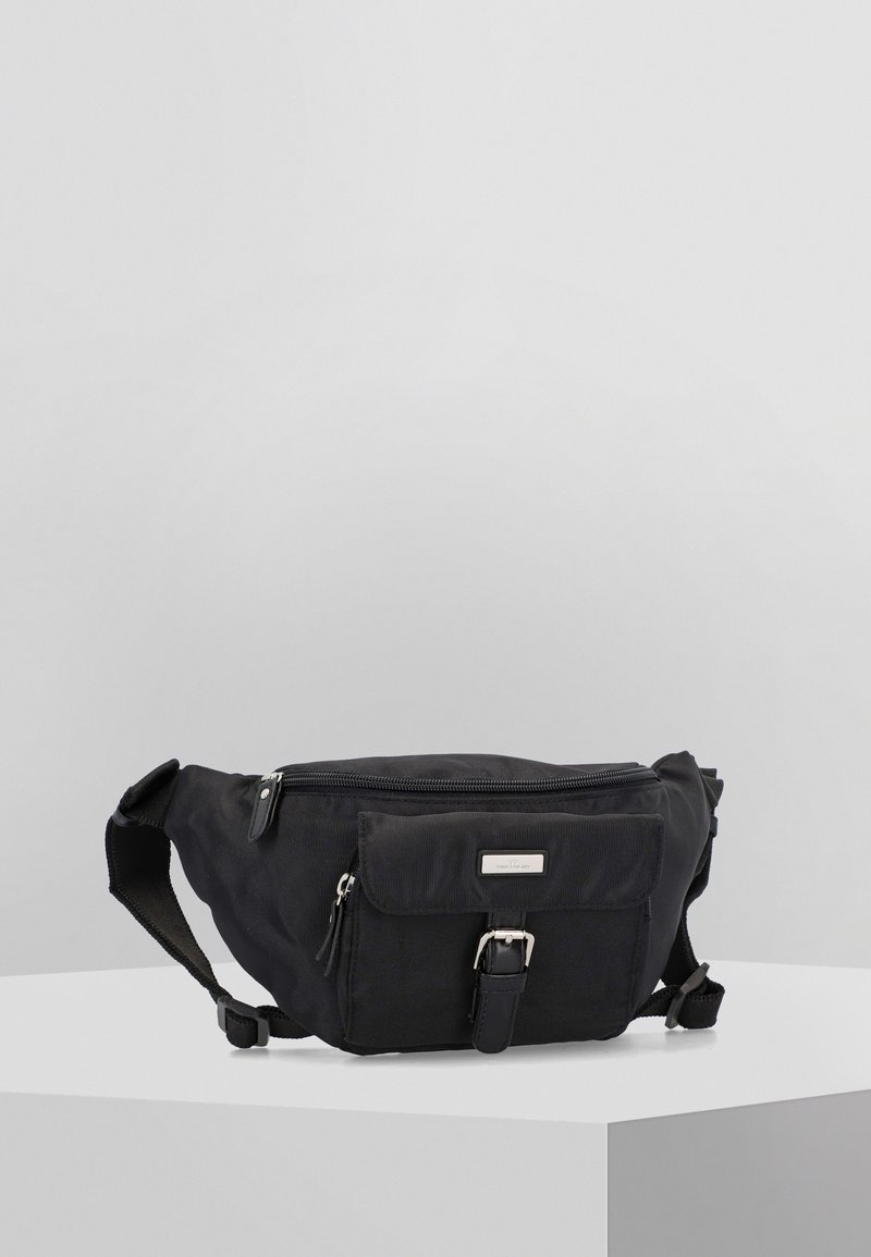 Banane en tissu noir avec fermeture éclair, poche avant sécurisée par une boucle et sangle réglable. Surface texturée avec des accents lisses.