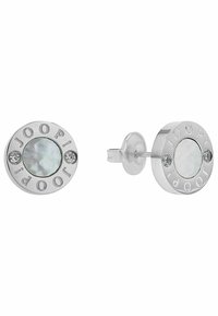 Silver studörrhängen med en rund design, prydda med en central iriserande sten och två små klara stenar, graverade med varumärket.