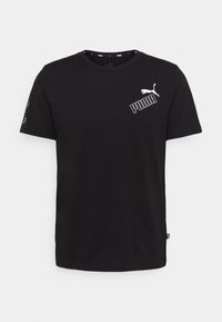 Camiseta de algodón negra con un logo blanco de Puma en el pecho, escote redondo y mangas cortas con acentos del logo en las mangas.