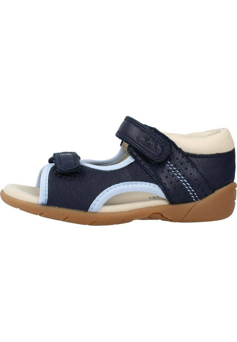 Sandalia de cuero azul y marino con una correa de velcro, diseño de punta abierta y suela de goma beige. Presenta acentos perforados y costuras en contraste.