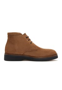 Bottine marron en daim avec semelle en caoutchouc noir et fermeture à lacets avec trois œillets, vue de profil sur fond blanc.