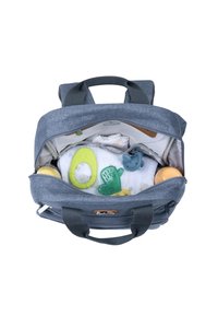 Grå tygblöjväska med dubbla handtag, inuti syns blöjor, en gul flaska, gröna tuggleksaker och en vit filt.