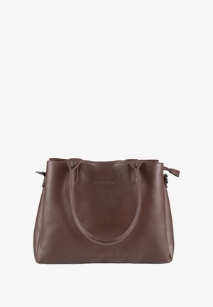 Bolso tote de cuero marrón con asas redondeadas, diseño minimalista y sutil logotipo de la marca en relieve en la parte frontal. Textura suave y forma resistente.