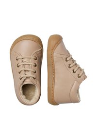 Kožené hnědé boty s krémovým vnitřním podšívem, kulatá špička a béžová gumová podešev; vybavené šněrováním a švy.