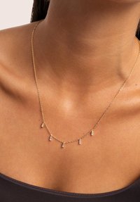 Collana in oro con cinque pendenti rettangolari, elegantemente progettata con una finitura lucida.