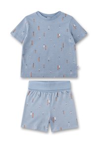 Hellblaues Baumwoll-Pyjama-Set mit einem kurzärmligen Oberteil und Shorts. Beide Teile zeigen ein Muster aus verschiedenen kleinen Gebäuden und Pfeilen.
