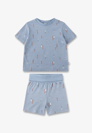 Hellblaues Baumwoll-Pyjama-Set mit einem kurzärmligen Oberteil und Shorts. Beide Teile zeigen ein Muster aus verschiedenen kleinen Gebäuden und Pfeilen.