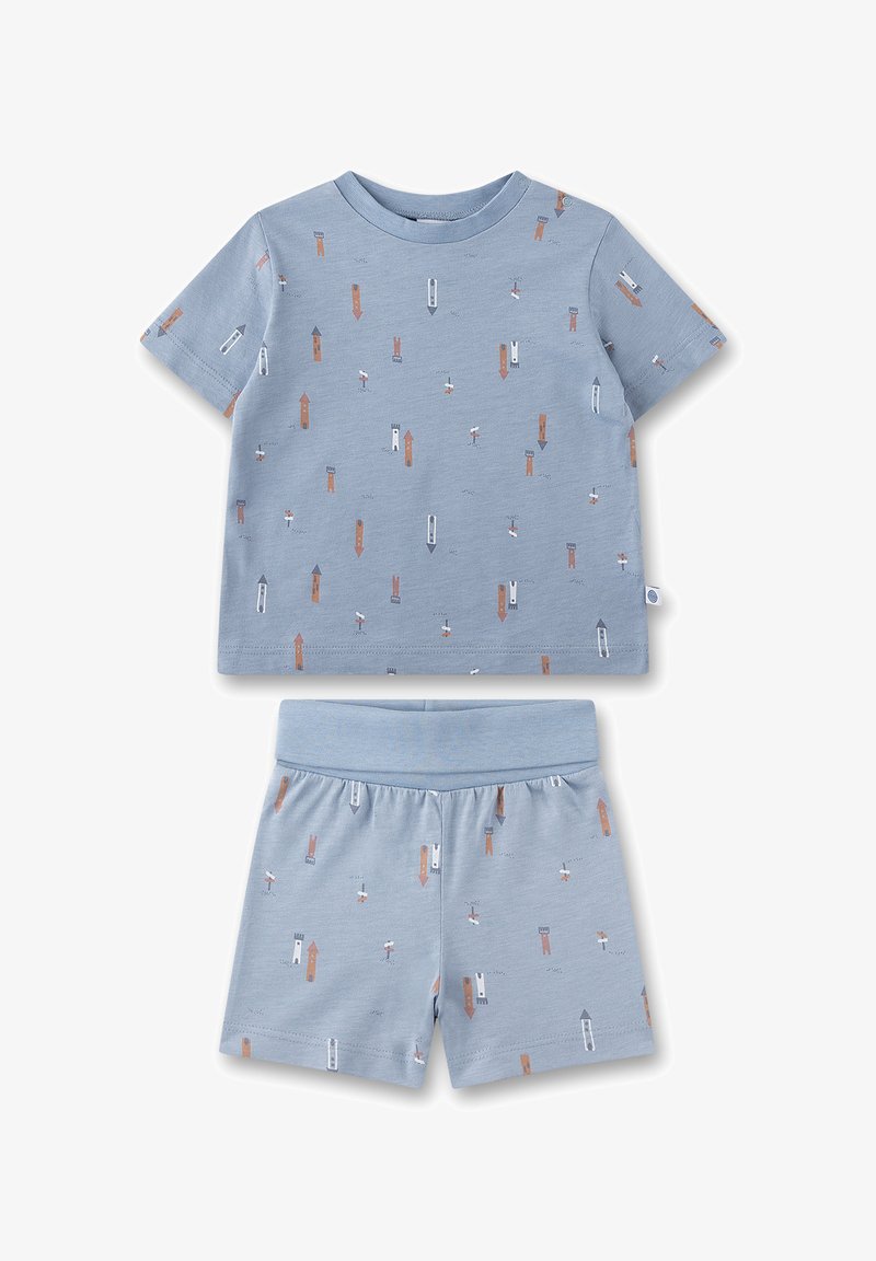 Hellblaues Baumwoll-Pyjama-Set mit einem kurzärmligen Oberteil und Shorts. Beide Teile zeigen ein Muster aus verschiedenen kleinen Gebäuden und Pfeilen.