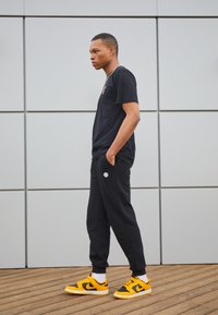 Nike Sportswear DUNK RETRO - Sapatilhas - black/goldenrod/white