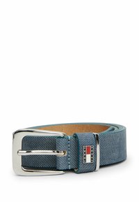 Cinturón de denim en azul con un patrón texturizado, que presenta una hebilla rectangular plateada y un acento de marca en rojo, blanco y azul.