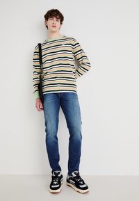 Replay ANBASS PANTS - Džíny Slim Fit - medium blue