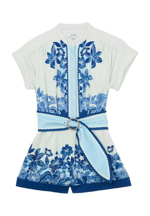 Bílý krátký overal s modrým květinovým potiskem, světle modrým opaskem se zaoblenými okraji a kulatou sponou, a námořnicky modrým lemováním na šortkách.