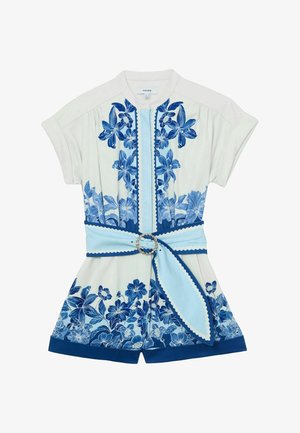 Weißer Kurzarm-Overall mit blauem Blumenmuster, hellblauem, gewelltem Gürtel mit rundem Schnallenverschluss und marineblauem Besatz an der Shorts.