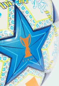 Nogometna lopta s plavim zvjezdastim dizajnom i narančastom ikonom trofeja označenom s "FINAL". Površina ima sjajnu bijelu završnu obradu s ukrasnim uzorcima.