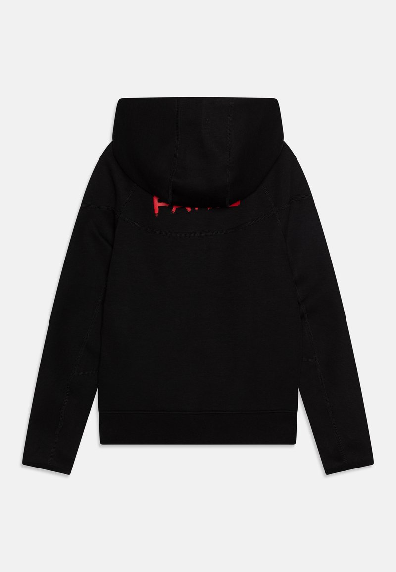 Felpa nera con finitura testurizzata, caratterizzata da una grafica rossa "FACE" prominente sul retro. Completa di cappuccio con cordino e dettagli a costine sui polsini.