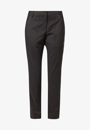 Czarne, dopasowane spodnie o gładkiej fakturze, z płaskim przodem, dwoma bocznymi kieszeniami i wąskim krojem. Z drobnym logo z boku.