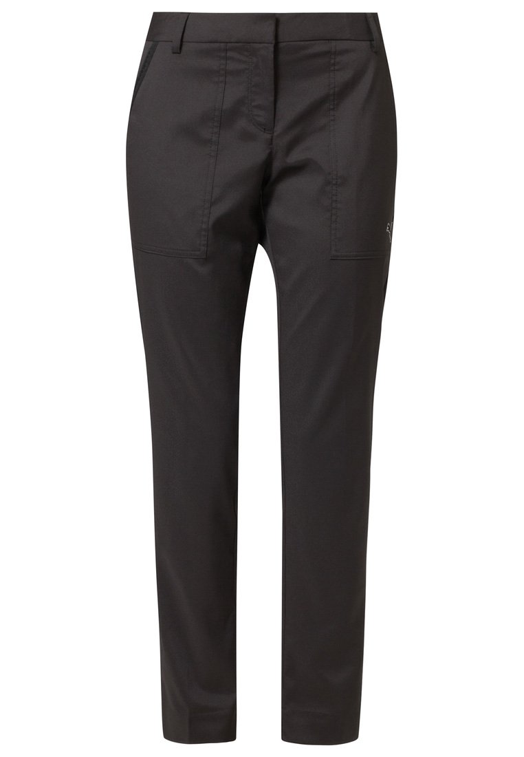 Černé kalhoty na míru s hladkou texturou, plochým předním dílem, dvěma bočními kapsami a úzkým střihem. Na boku je jemný detail s logem.