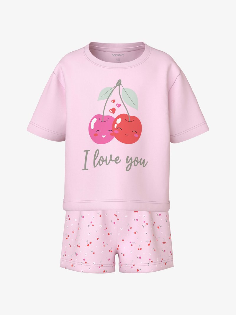 Ροζ παιδικό κοντομάνικο μπλουζάκι με χαμογελαστές κερασιές και το κείμενο «Σ' αγαπώ», συνοδευόμενο από ροζ σορτς με μικρά σχέδια κερασιών και λουλουδιών.