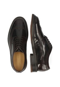 Scarpe da uomo in pelle marrone con dettagli brogue, punta tonda e finitura lucida. Presentano lacci e un tacco impilato.