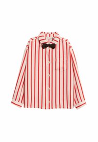 Röd och vitrandig skjorta med långa ärmar, en svart fluga, knäppning fram, en bröstficka och en kragsdesign.