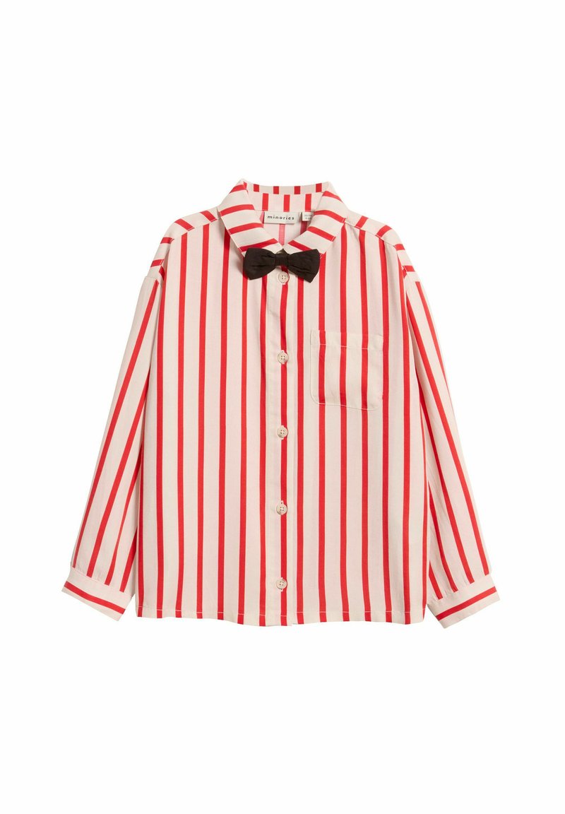 Röd och vitrandig skjorta med långa ärmar, en svart fluga, knäppning fram, en bröstficka och en kragsdesign.