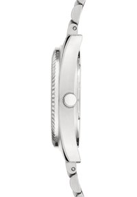 Profil einer Edelstahl-Uhr mit einer glatten Lünette, ausgestattet mit einer zentralen Krone und einem Gliederarmband mit abgerundeten, polierten Gliedern.