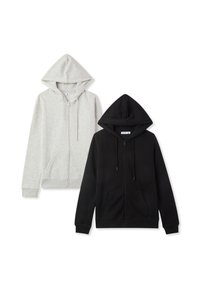 Due felpe con cappuccio: una grigia con zip frontale e tasche, l'altra nera con zip frontale, entrambe in tessuto morbido e testurizzato.