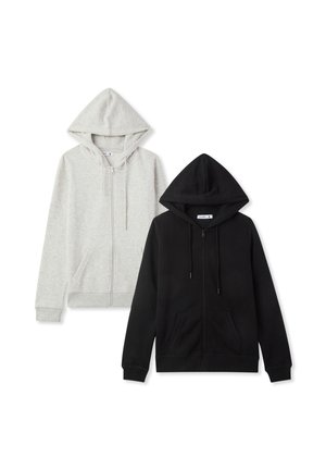 Due felpe con cappuccio: una grigia con zip frontale e tasche, l'altra nera con zip frontale, entrambe in tessuto morbido e testurizzato.
