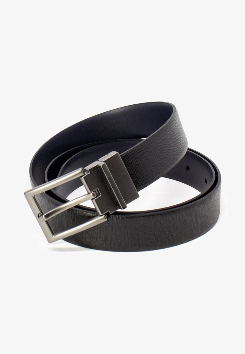 Zwarte leren riem met een gestructureerde oppervlakte, voorzien van een vierkante zilveren metalen gesp en meerdere verstelgaten voor maatvoering.