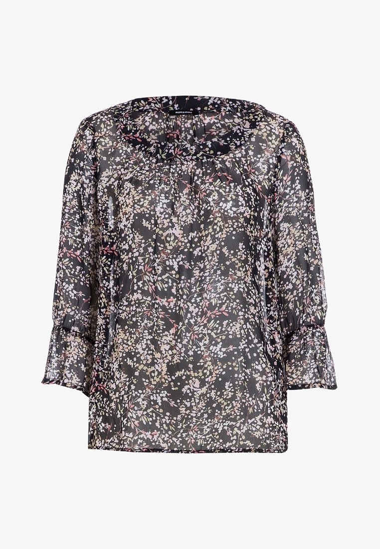 Blouse noire à motif floral en tissu transparent, avec un col rond, des manches trois-quarts et un subtil motif floral dans des teintes de rose et de crème.