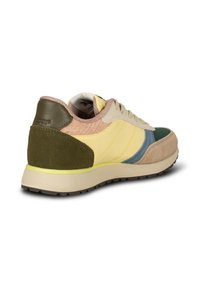 Bunter Sneaker mit gelben, grünen, pinken und blauen Elementen. Verfügt über einen strukturierten Rücken, Wildlederakzente und eine gepolsterte Sohle.