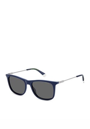 Occhiali da sole blu navy con lenti grigie, montatura in plastica, dettagli in metallo argentato e un particolare di scelta sostenibile verde sulla astina.