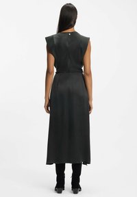 Schwarzes Satin-Midikleid mit strukturierten Kappärmeln, Rückenknopfverschluss und einer fließenden Silhouette, die sich sanft bis zum Saum legt.