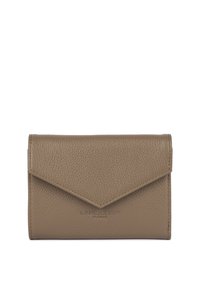 Portefeuille en cuir de couleur taupe, avec une surface texturée, une fermeture à rabat triangulaire et une marque en relief sur le devant.