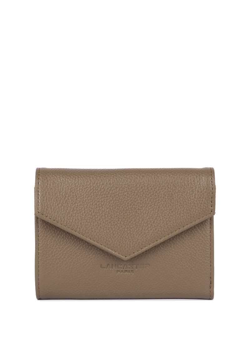 Portefeuille en cuir de couleur taupe, avec une surface texturée, une fermeture à rabat triangulaire et une marque en relief sur le devant.