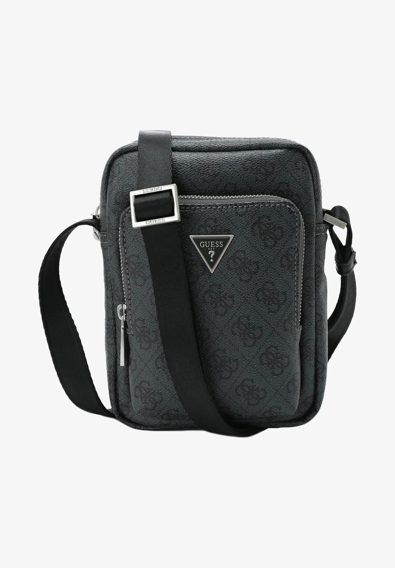 Borsa a spalla in tessuto nero con un discreto motivo a logo, tracolla regolabile, chiusura con zip e dettaglio in metallo a forma di triangolo con logo sul davanti.