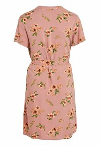 Robe rose pâle à manches courtes avec une ceinture à la taille, présentant des motifs floraux dispersés pêche et orange avec des feuilles vertes sur un tissu doux.
