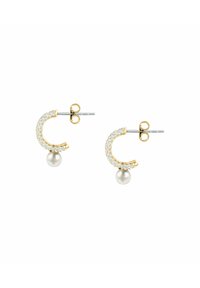 Orecchini a cerchio in oro con accenti di cristallo trasparente, design curvo e una singola perla a goccia nella parte inferiore. Perni in argento per la chiusura.