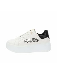 Białe skórzane sneakersy z teksturowanym czarnym obcasem, kontrastującym czarnym logo "4US", grubą białą podeszwą i złotymi elementami na języku.