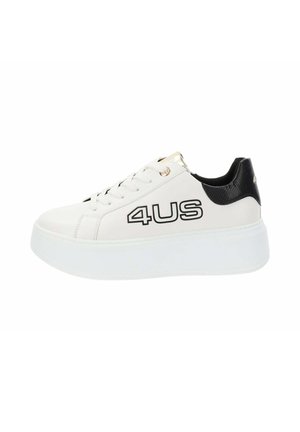 Sneaker bianca in pelle con tallone nera testurizzata, logo contrastante "4US" in nero, suola bianca spessa e dettagli in oro sulla linguetta.