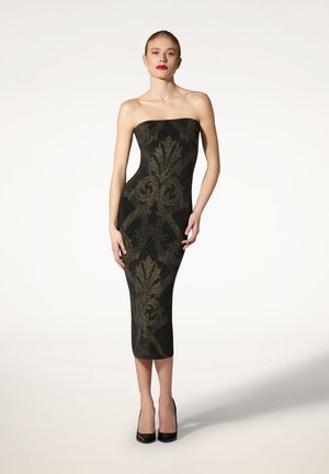 Abito nero senza spalline con motivo ornamentale dorato. Design aderente, lunghezza al ginocchio, tessuto testurizzato, abbinato a tacchi alti neri.